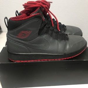 AIR JORDAN 1 RETRO ’94 - ANTHRACITE / GYM RED